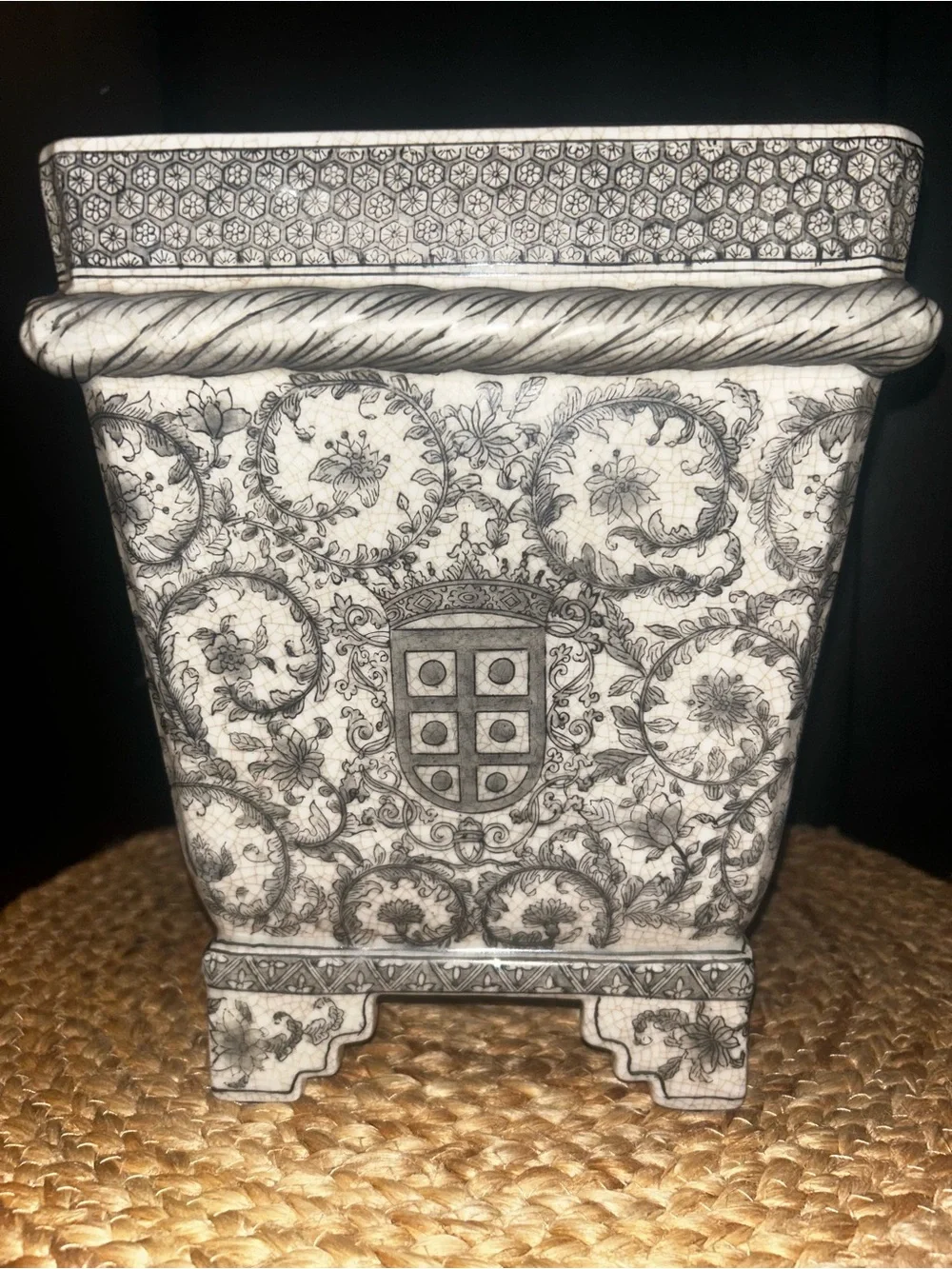 United Wilson JUWC 1897 Crest & Floral Scrollwork Square Footed Cachepot – Chin